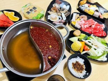 【何家香香麻辣鴛鴦鍋吃到飽】超過60種以上食材任君挑選！經典老歌輪播&明星黑膠唱片