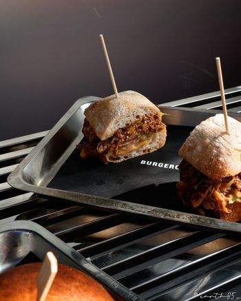 ㄩㄐ今天吃什麼？帶你們吃南京三民新開幕簡約漢堡專賣店🍔｜Burgerciaga