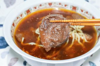 宅配開箱超美味【小潘師傅牛肉麵】在家也能輕鬆享用頂級紅燒牛肉麵/冰鎮滷味也必點！