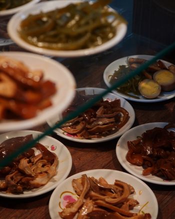 台北大橋頭。小吃攤。麵店。有名。小菜。乾麵