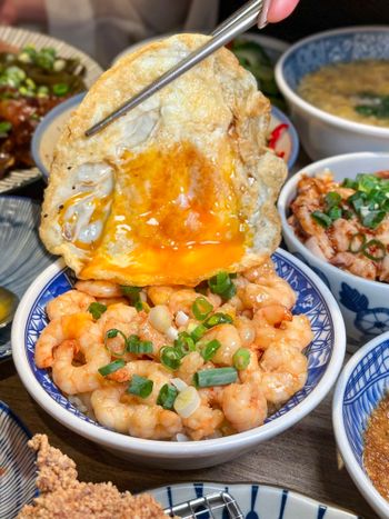 台北必吃「招牌蝦仁飯」🍤 炸排骨也必點～