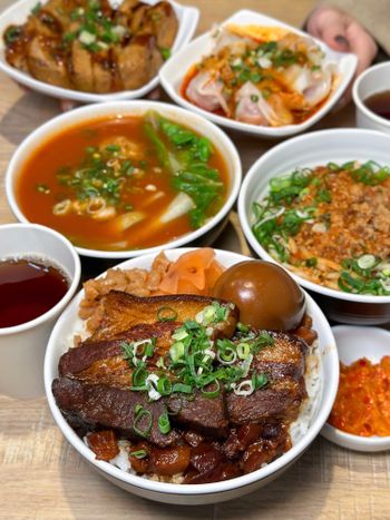 黏唇魯肉飯太欠吃｜裡麵請X魯大郎