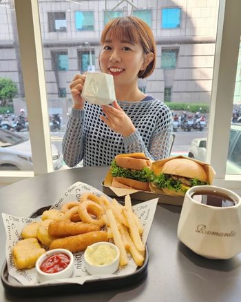 松山小巨蛋美食推薦｜幾點了早餐：復刻豬肉堡與嫩煎舒肥雞吐司帶來家的味道  