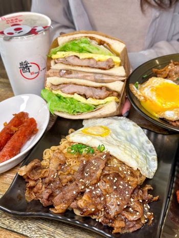 桃園早餐｜銷魂秘製醬吐司🍞醬饌燒肉蛋吐司丼飯