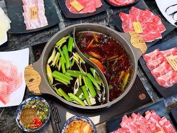 松江南京麻辣火鍋【石‧撈麻辣鴛鴦鍋】｜和牛火鍋吃到飽，生啤酒無限暢飲超嗨桑｜超人氣「魷魚螺肉蒜湯」必點