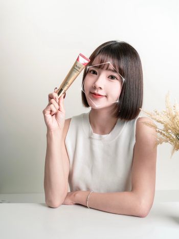 過完年瞬間老10歲？用AHC粉紅眼霜拉提「全臉視覺六角區」，細紋掰掰緊緻回彈！✨🌹