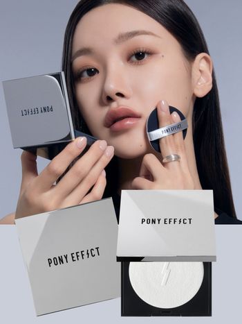2025韓國最新定妝蜜粉！PONY EFFECT小白盾「透明鎖定＋一秒柔焦」，超美女團4K裝感、延長待肌時間！