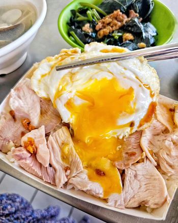台中｜誰能抗拒黃金半熟蛋雞肉飯