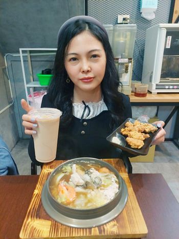 高雄楠梓後勁夜市美食推薦：叄岐爍鍋燒，平價海鮮鍋燒意麵，環境舒適，掃碼點餐超方便！