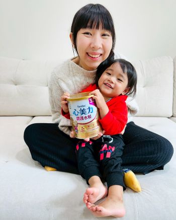  紜紜是個重玩不重吃的孩子，有時候飯飯吃得少，就要靠喝奶來補充營養，所以挑選成分好的配方