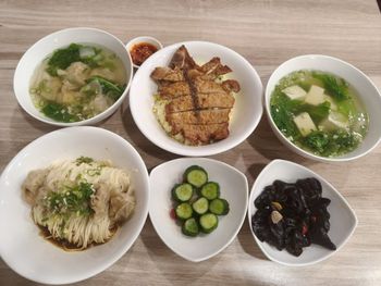 台北捷運世貿101站平價美食-碰麵麵食館（吳興店）- 超大份好吃的優質炒飯乾麵湯品推薦!!