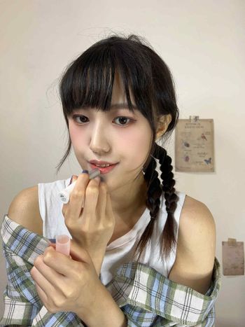 最近我手邊最常用的一支唇膏，是rom&nd 果凍唇膏 01 落水杏子　₊ ⊹❀