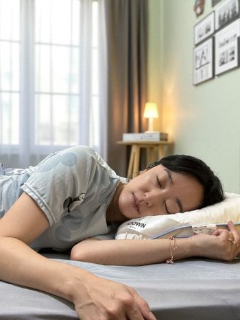 不是睡不好，是枕頭選錯了！iDOWN 愛羽絨立體舒絨羽絨枕 真正讓我一夜好眠的秘密