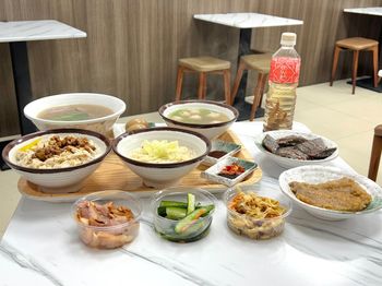 （板橋美食）村村食堂～台北就能喝現沖牛肉湯！乾拌金門麵線、香噴噴雞魯飯～板橋高CP美食推薦！村村食堂菜單