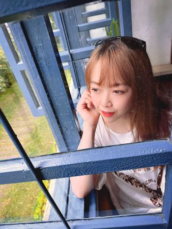 「藍窗之外，是心中未完的詩 (✿˘˘✿)」