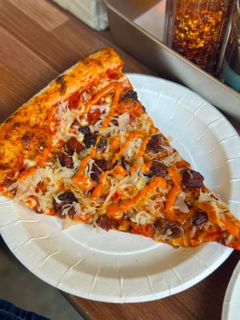 【信義安和】辣楓糖培根必點! 台北超熱門 廣受好評的紐約式薄餅酸種披薩店—The Slice Shop🍕