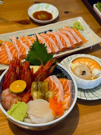 【新北萬里】鮭魚味噌湯無限喝! 北海岸的海鮮丼餐廳—階梯上食堂🐟