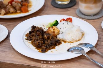 跟24隻貓咪共度午茶時光😍