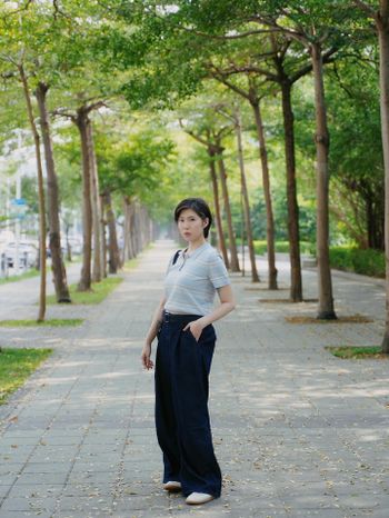 我有一雙腳，從來都不太愛我。 ⁡ 它挑鞋、挑路、挑天氣 雨天會滑、熱天會脹 穿到硬底鞋會直接原地報廢