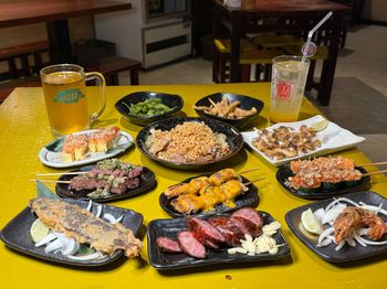  （景安站美食）酒聚居酒屋～捷運一分鐘就到！中永和高人氣居酒屋～生啤酒一大杯才６０元、香噴噴Ｑ彈炒泡麵、多汁牛肋條串燒！