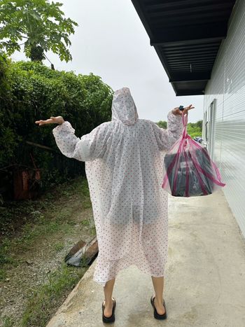 💦從海景房變雨景房！？綠島雨衣穿搭也要美