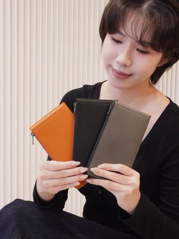 你還在用「厚重長夾」嗎？其實你可以更輕盈 我以前也以為長夾很老派、很佔空間