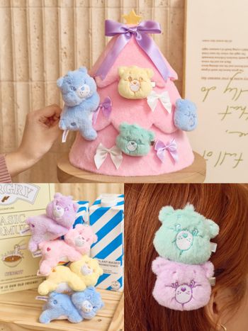 2025聖誕交換禮物推薦！「Care Bears趴姿玩偶髮夾&蝴蝶結聖誕樹置物盒」可愛發瘋、只有這裡買得到！