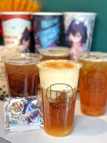 丘森茶室與貓夜凜聯名推出冬季新品😍還有限量可愛鑰匙圈