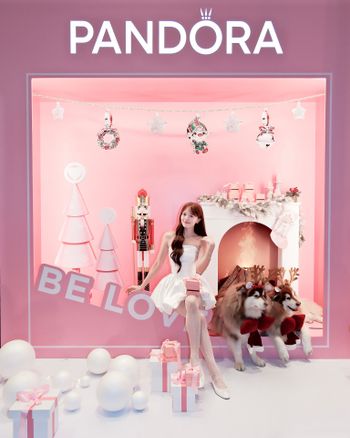 Pandora台北信義新光三越A9太好拍了！超美粉嫩聖誕拍立得打卡地標🎄
