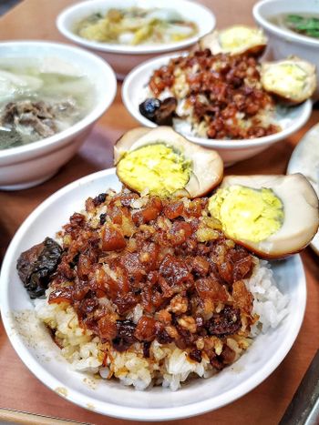 台北｜還沒開門就排隊的神級滷肉飯