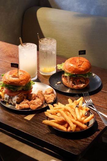 Takeout Burger&Cafe-延吉店｜台北大安有可愛貓貓作陪的漢堡店