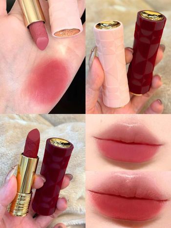 說不出口的告白、蘭蔻幫你開口！2026情人節限定「小蠻腰唇膏」桃心絲絨外殼＋愛心浮雕唇膏體，限量新色一抹秒戀愛！