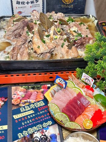 不用出國也能吃到火山龍骨😍😍當月壽星還有生魚片拼盤👍