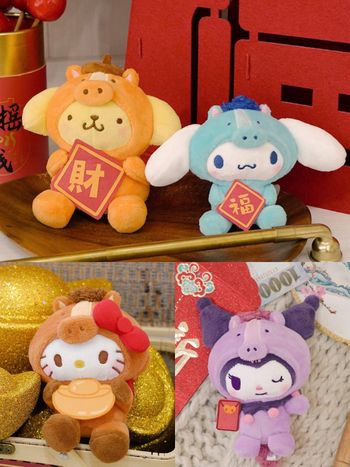 7-11開賣2026馬年限定三麗鷗絨毛吊飾！棕色小馬Hello Kitty手拿元寶萌翻、招財布丁狗一定要收！