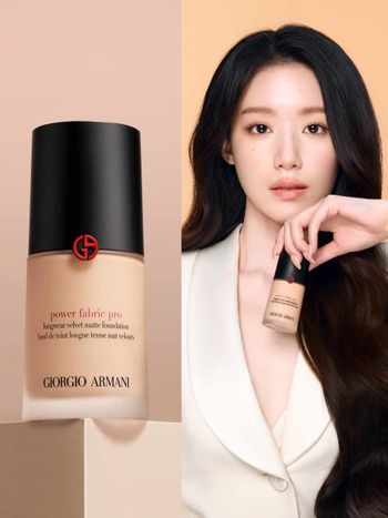 2026新春最強官宣！舒華解鎖Giorgio Armani水慕斯底妝大使，用高級冷白絲絨肌、寫下高訂底妝新標準！