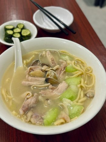 【中山國小】晚餐宵夜好去處 湯頭 配料 手工麵都很讚的熱門雞湯麵食館—雞湯榮麵食館