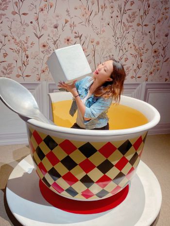 彷彿拉緊童年的-愛麗絲夢遊仙境 