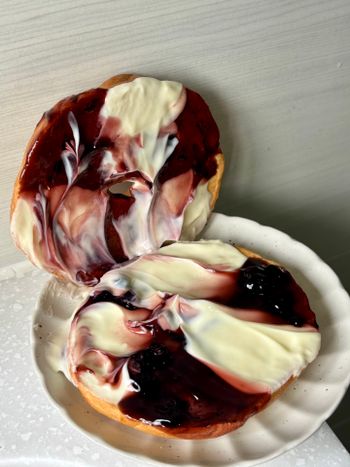 OMG!!大尖叫 吃到超爆餡乳酪貝果😍