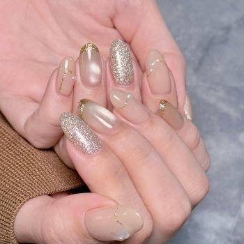 《不說你可能不知道的貓眼美甲小細節》  有些美，是得靠角度才看得見😍😍