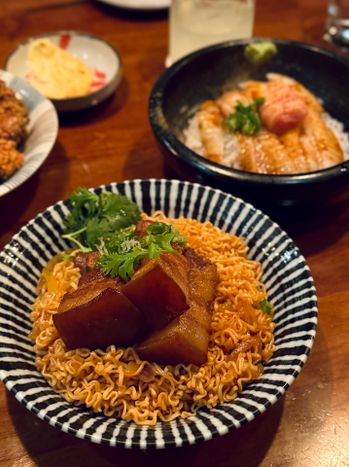 【信義安和】豬五花炒泡麵值得一試! 氛圍很Chill的台日式結合餐酒館—信宅食堂／餐酒館🥂