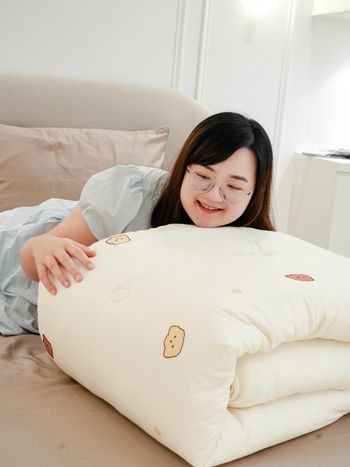 2025超夯寢具品牌聯名款【52weeks x 青鳥家居】好好睡奶蓋被開團，蓬鬆如雲朵般溫柔，#11月團購開跑啦 🔥