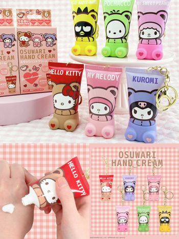 三麗鷗控快尖叫！HELLO KITTY「坐姿護手霜吊飾」超萌盲盒登場，凱蒂貓草莓、美樂蒂蜜桃、酷洛米藍莓...，好甜香！