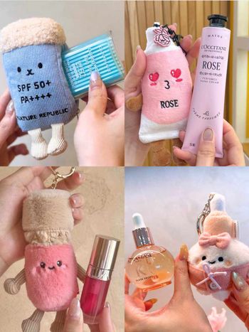 2025美妝界吹起「Jellycat風吊飾潮」！歐舒丹、PRADA、海洋拉娜都有超萌盲盒，收藏控全面失守年度最可愛風潮！