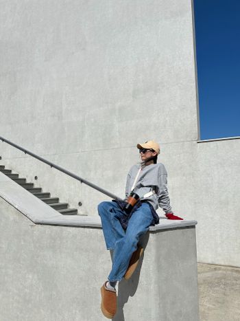 休閒大學T兩套示範，牛仔褲vs豹紋裙你站哪邊？