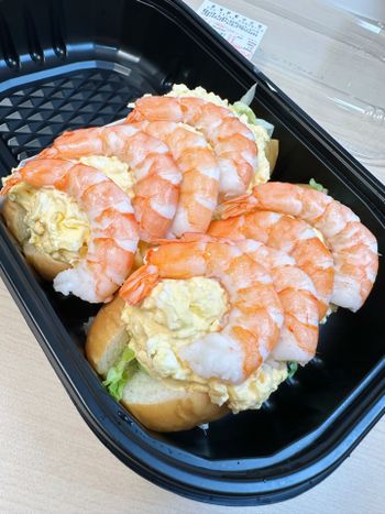 超好吃的豪華鮮蝦沙拉堡