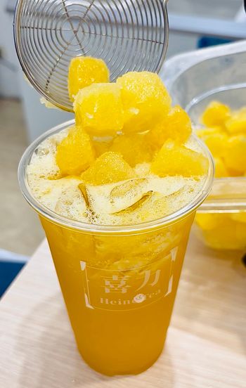 被這家「喜力茶飲」的清爽果香直接吸進店裡， 幫大家挖到兩杯喝完直接體感降溫的夏日神物🌞