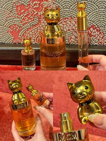 貓奴集體失守！MCM貓首香水終於到齊，「呼嚕喵喵」黑玫瑰揉進蜜桃、麂皮與香草，貓咪瓶蓋萌到尖叫！