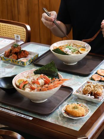 鳥日子雞湯拉麵｜台中北區懷舊裝潢的雞湯拉麵專賣店，有各種動漫收藏，還能夾娃娃超有趣
