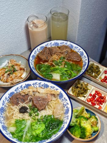 白天吃牛肉麵 晚上變身餐酒館😍😍