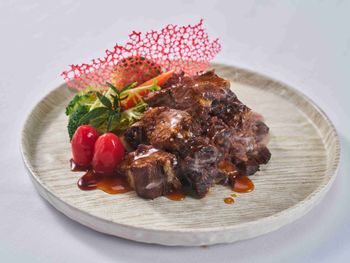 台北福華珍珠坊9月15日重新試營運 經典粵味端出新菜 松露星斑卷、極品牛肋排登場
